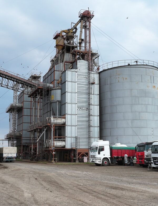 Silos y playa de camiones en la planta de PSM Cereales